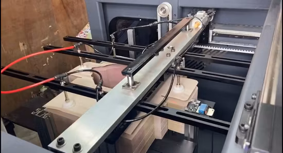 Máquina automática para fabricar cajas de juguetes con alimentación de papel Máquina para parchear películas para ventanas de cartón corrugado Máquina encoladora completamente automática para fábrica de cajas para ventanas